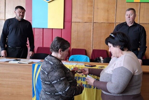 У громаді на Волині мамі вручили посмертні нагороди доньки-волонтерки 