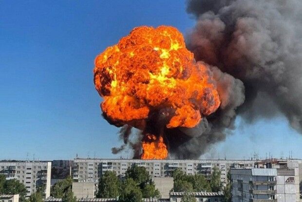 На околицях Львова чути вибухи і видно великий чорний дим