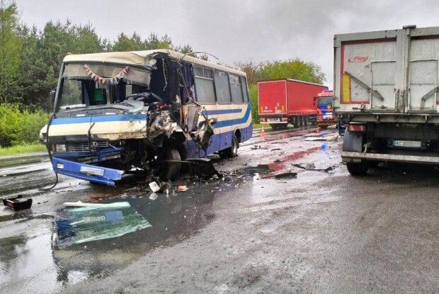 На Волині зіткнулися рейсовий автобус та вантажівка: є постраждалі