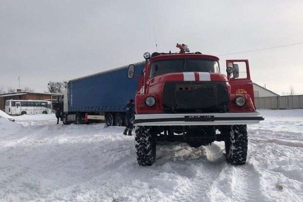 На Волині рятувальники витягнули зі снігового замету фуру (Фото)