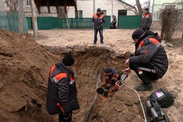 Готують їжу на вогнищі та сидять без тепла. Як жителі Чернігова живуть після обстрілів? (Відео)
