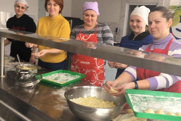 У волинському ліцеї попри відсутність навчання в ці дні дуже гамірно в їдальні (Фото)