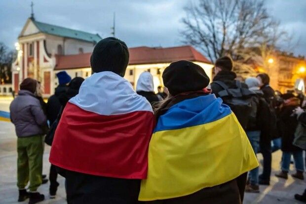 Польща взялася масово перевіряти українців, які отримують виплати і повертаються додому: деталі