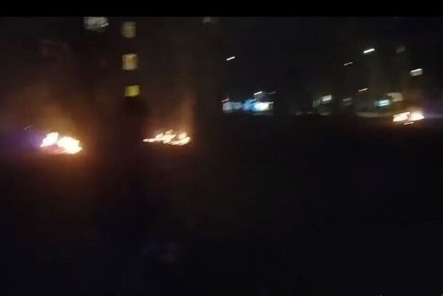 У Луцьку в житловому кварталі горіло листя (Відео)