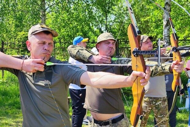  У Луцьку військові змагалися в точності  стрільби з лука 