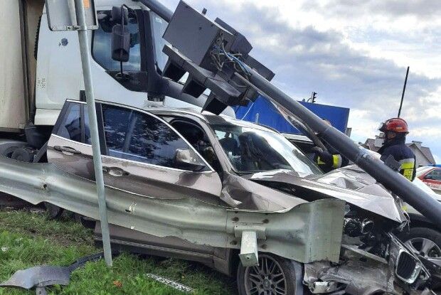 У смертельній автотрощі на Рівненщині зіткнулися два легковики, вантажівка і автобус  (Фото)