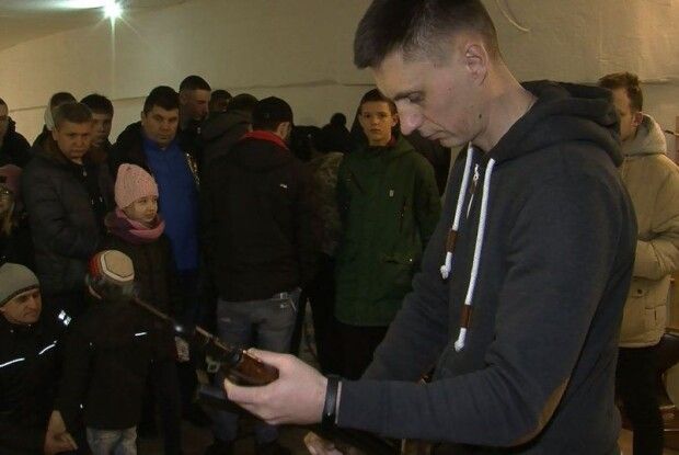 За зброю беруться навіть діти: У Луцьку навчають, як кидати гранату та заряджати автомат (Відео)