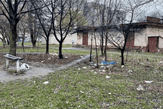 Луцькі муніципали змусили прибрати засмічену територію