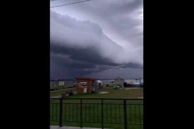 Незвичайне явище в небі над волинським озером налякало відпочивальників (Відео)