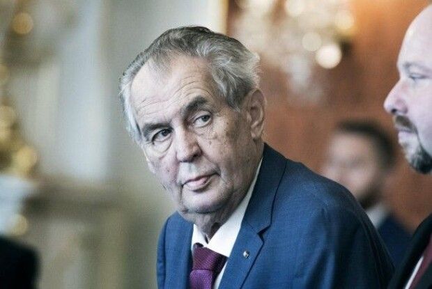 Президент &laquo;після перегляду новин&raquo; впав та зламав руку