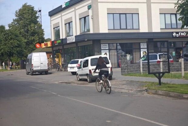 У селищі на Волині пояснили чому на металевих конструкціях буде реклама, а не портрети загиблих Героїв