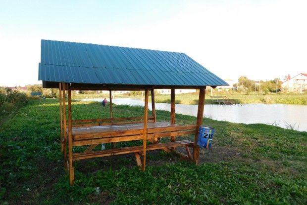 У Горохові на Смалевому озері встановили альтанки