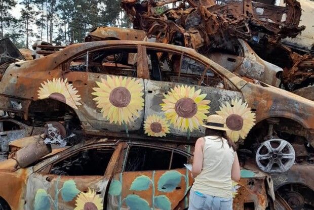 В Ірпені на розстріляних окупантами авто з'явилися соняшники (Фото)