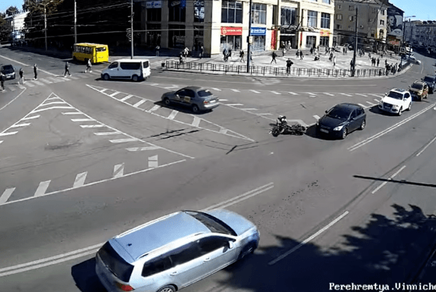 З'явилося відео аварії за участю таксі та мотоцикліста у центрі Луцька