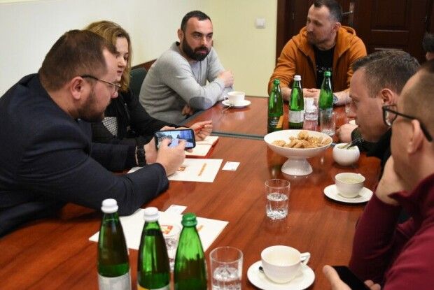 До мера Луцька приїхала польська делегація і привезла 5 «забитих» гуманітаркою бусів