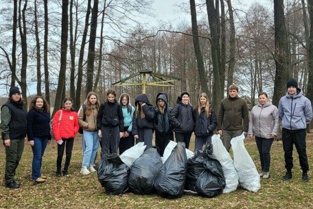 На Волині школярі та працівники парку дали бій сміттю на озері Чорне