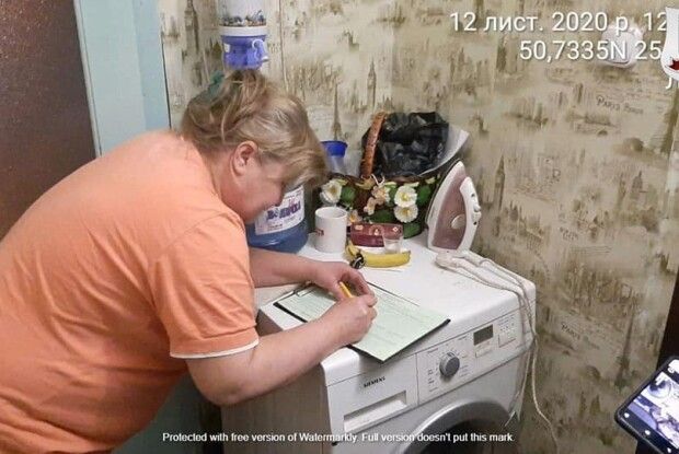 Продавала алкоголь з рук: у Луцьку муніципали затримали жінку (Фото)