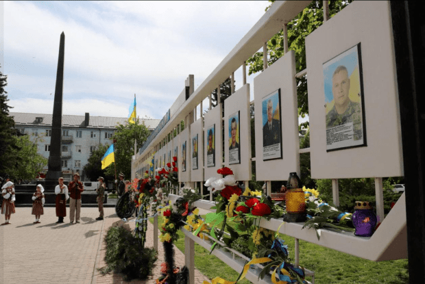 У райцентрі на Волині вкрали квіти з дошки із портретами полеглих Героїв