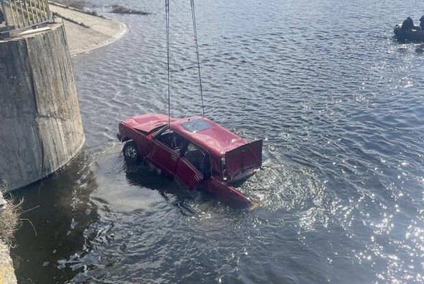 24-річний волинянин вкрав і втопив у річці автомобіль (Фото)