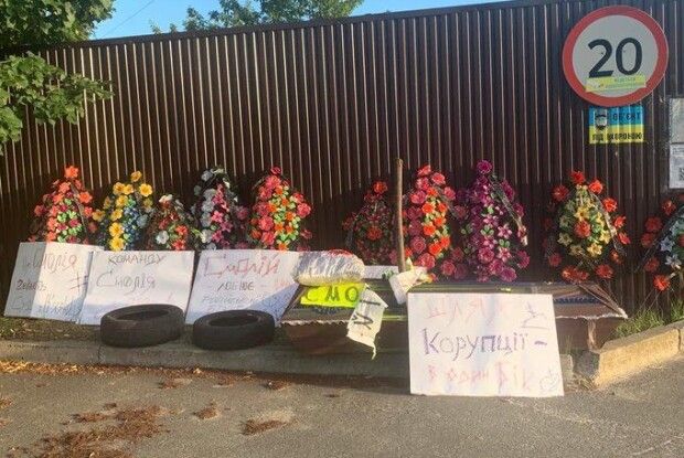 Смолію невідомі додому привезли труну та похоронні вінки