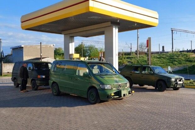 Сьогодні з Рожища на фронт поїхали чотири автівки