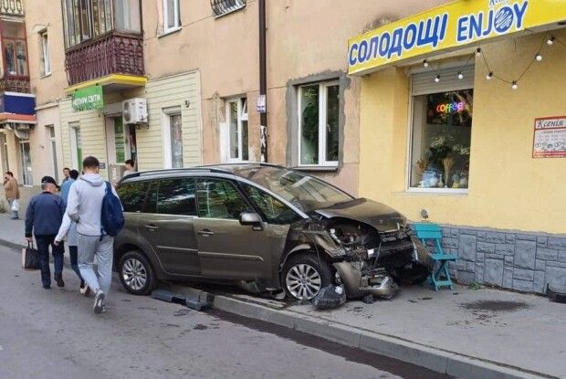 Знепритомнів за кермом і протаранив три авто та в’їхав у магазин