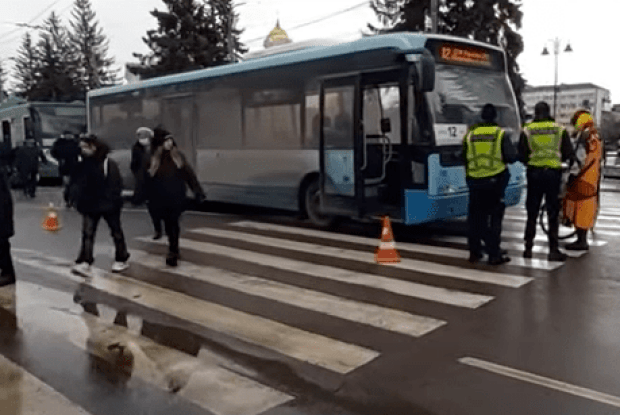 У центрі Луцька маршрутка на «зебрі» збила велосипедистку (Відео)