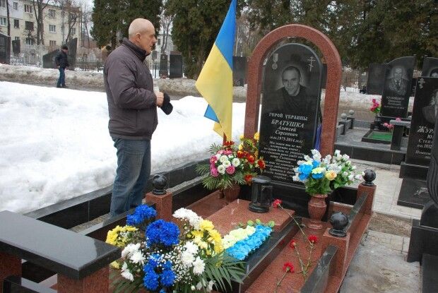 Дядько з племінником зняли прапор з могили Героя Небесної сотні