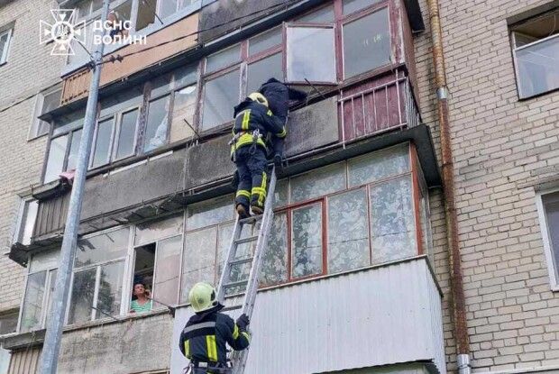 У Луцьку чоловік застряг на балконі багатоповерхівки