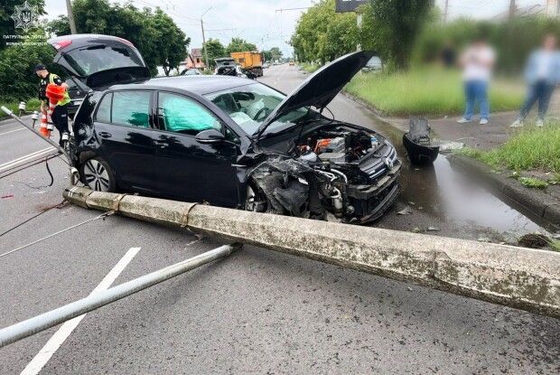 В обласному центрі Волині легковий автомобіль збив електричний стовп