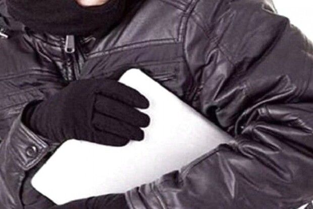 Волинянин потягнув із прилавка магазину ноутбук