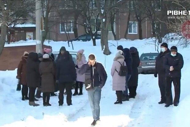 «Плати або вимітайся»: у Рівному продали будинок разом із мешканцями (Відео)