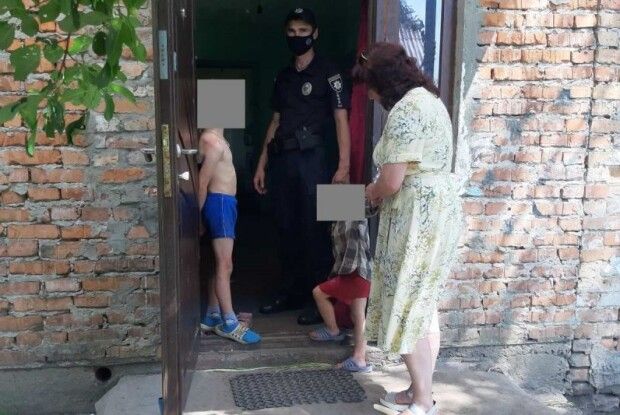 Під час рейду соцслужби маму застали п’яною, а дітей – брудними і в бардаку (Фото)