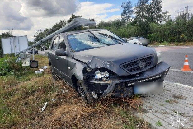 В обласному центрі Волині водій збив електростовп із сонячними батареями