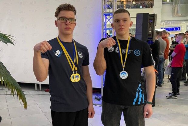 Брати з Волині підтвердили свою богатирську силу на Чемпіонаті з армреслінгу (Відео)