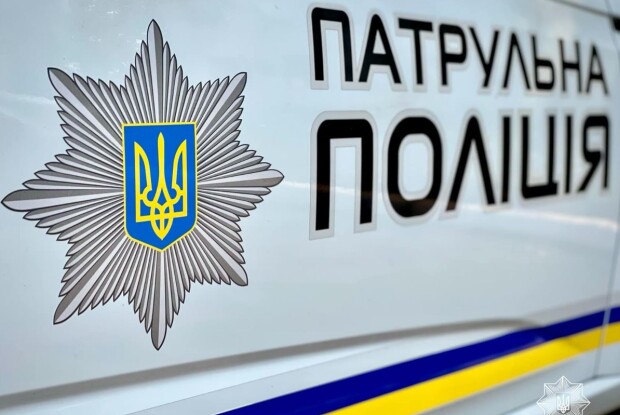 Патрульні на дорозі виявили гаманець із грішми і банківськими картками (Відео)