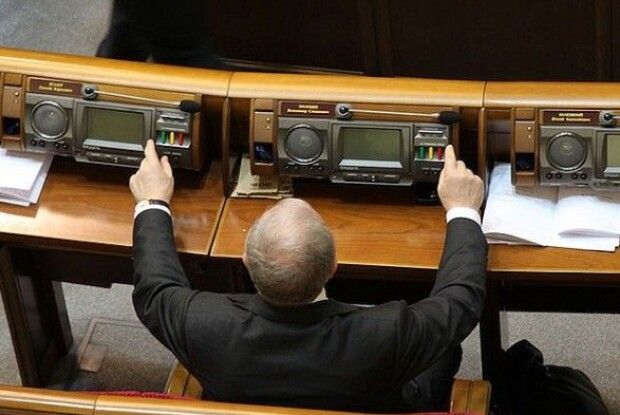 До Верховної Ради внесуть президентський законопроект про «кнопкодавство»