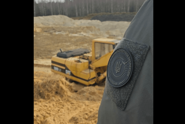 Сліди «чорних копачів»: на Волині виявили незаконний кар'єр