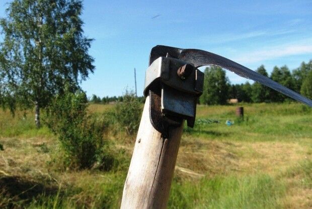 На Рівненщині чоловік напав з косою на військового, який вручав повістку: його судили