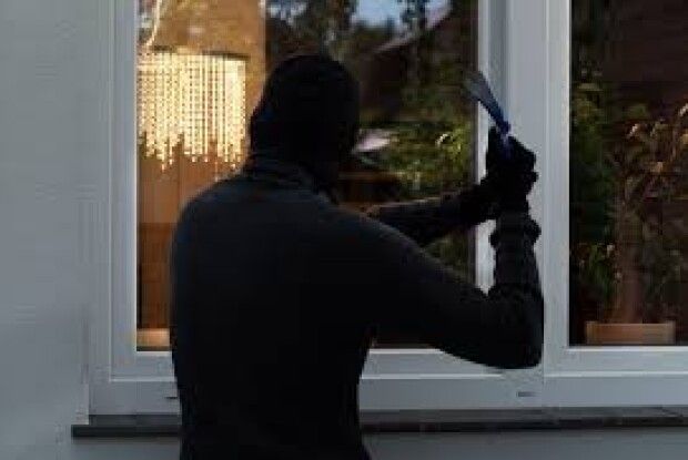 В Іваничівському районі грабіжник вдерся в хату до пенсіонерки і забрав 700 гривень і продукти