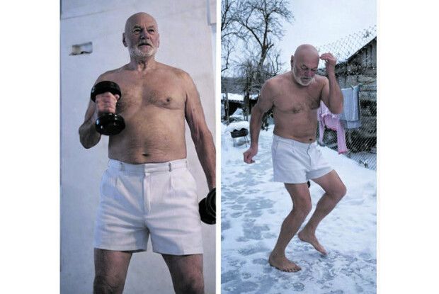 81-річний дід Петро танцює босоніж на снігу (Відео)