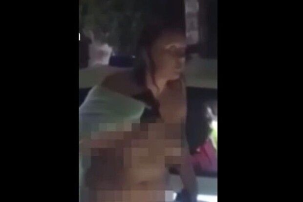 У Криму гола росіянка напала на силовиків