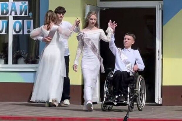 17-річний випускник з Волині вразив усіх, танцюючи вальс у кріслі колісному (Відео)