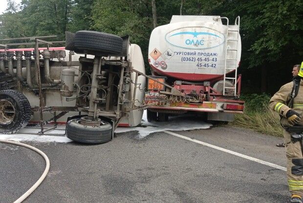 Пʼятнадцять тон дизельного пального на дорозі: на Рівненщині сталася небезпечна аварія 