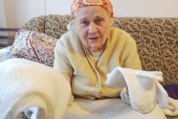 «В’яжіть до ста літ!» — побажав митрополит Епіфаній 87-літній волинянці