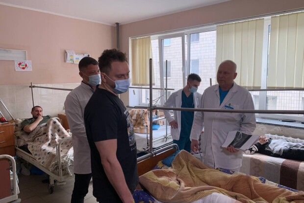 Лідер гурту СКАЙ Олег Собчук відвідав поранених бійців у Рівному
