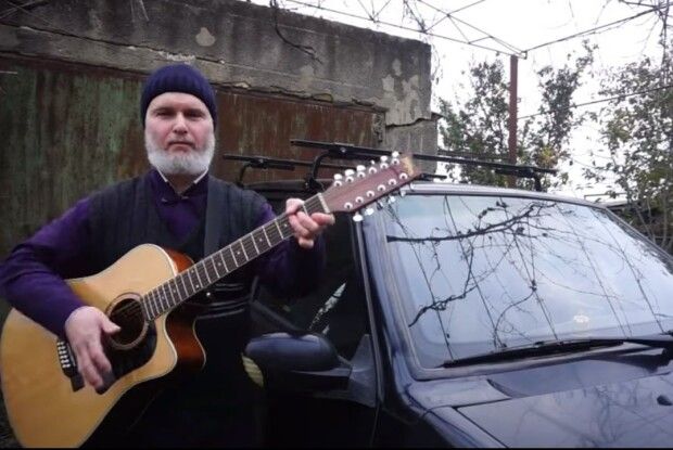 «Следом за воронкой — снова яма, не даёт дорога мне уснуть»: священник заспівав про розбиту дорогу (Відео)