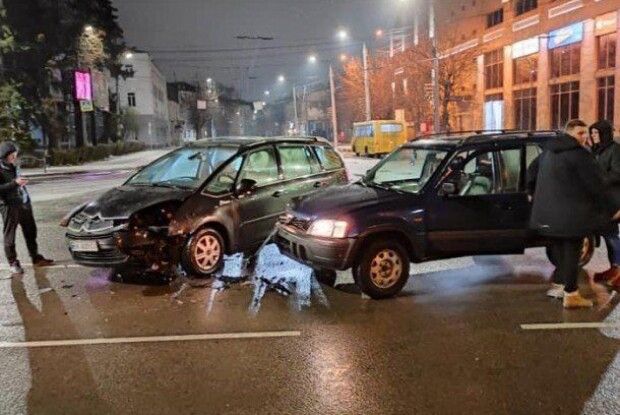 У центрі Луцька – аварія: зіткнулися дві автівки (Фото)