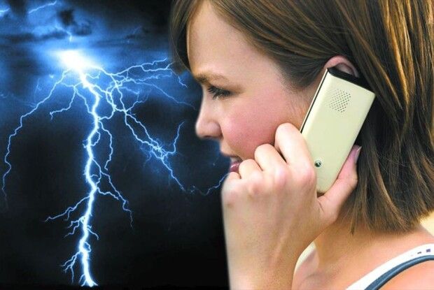 Блискавка влучила у дерево, під яким ховалися діти (Відео)