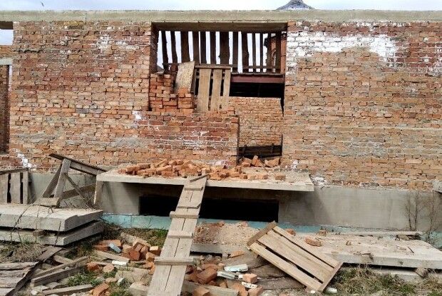 На Волині недобудовний гуртожиток для військових перетворився на сміттєзвалище